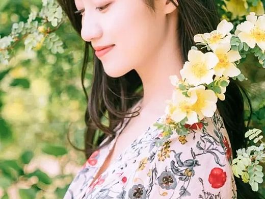 花，美女，甜甜的笑，花裙子