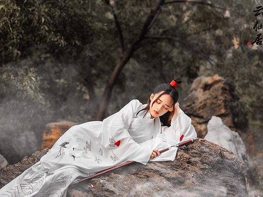 想做那不食人间烟火温婉似水的娇女子，亦想似那仗剑天涯四海为家的剑客。