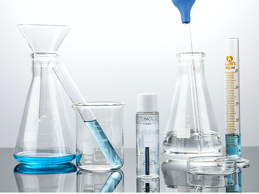 多样精华液瓶身静物摄影