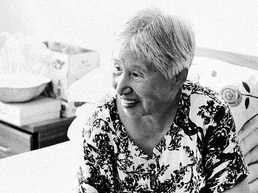 养老院的爷爷奶奶们。