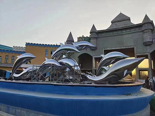 镜面不锈钢海豚雕塑、互动让艺术融入了景观装饰