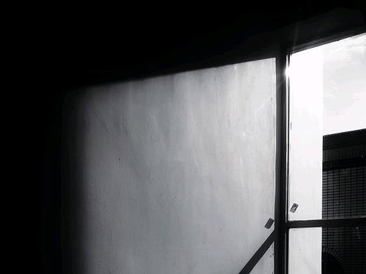透过窗，斜射进屋子的阳光