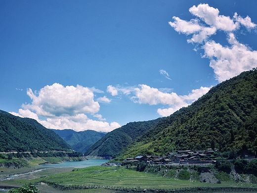 王朗原始森林的蓝天