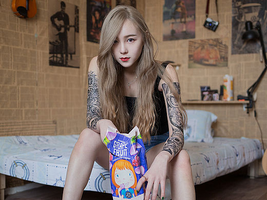 花臂少女