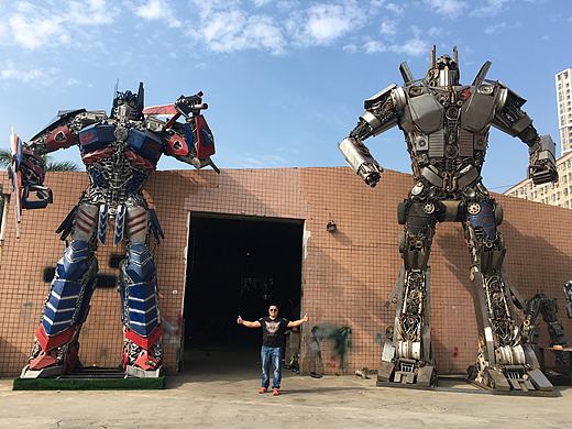 废旧汽车配件,废旧摩托车配件焊接成的变4版擎天柱-变2版擎天柱