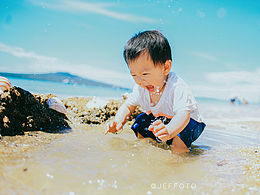 海滩边的小淘气