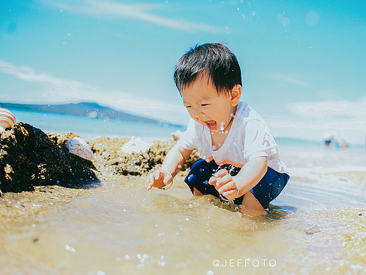 海滩边的小淘气