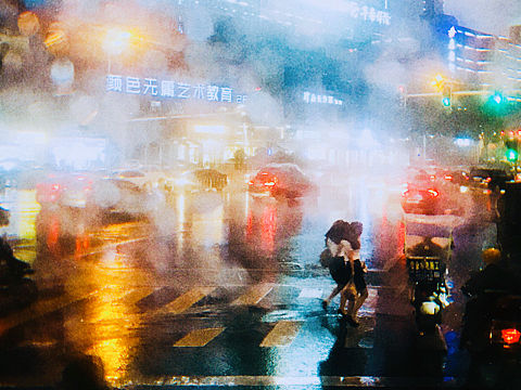 雨中奔跑的人（個人主頁-ZMjg4ODA0MTI=） - 人文/紀實攝影 - 站酷設(shè)計師天佑丨攝影師原創(chuàng)素材 - 站酷ZCOOL