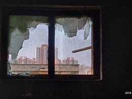 在廢墟中眺望城市升起