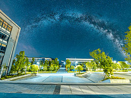 醉后不知天在水，滿船清夢壓星河