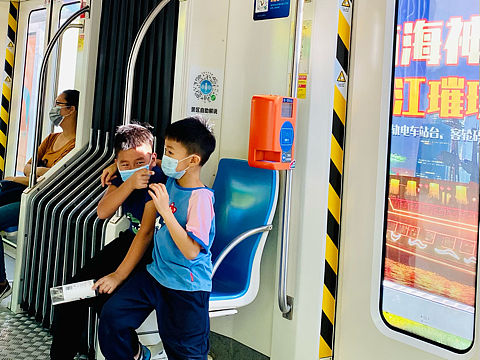 廣州紀實攝影-小蠻腰下的觀光車箱（個人主頁-ZNDk1OTIxNDA=） - 人文/紀實攝影 - 站酷設計師小讓讓原創(chuàng)素材 - 站酷ZCOOL