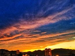 “晚霞明處暮云重”