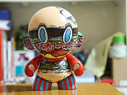 &nbsp;KIDROBOT&nbsp;MUNNY×TUGEN_WANG&nbsp;手绘汉堡人