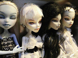 Monster High Dolls 改娃（個人主頁-ZMzMyMTI5Mg==） - 手辦/模玩 - 站酷設(shè)計師漫漫魚慢慢游原創(chuàng)素材 - 站酷ZCOOL
