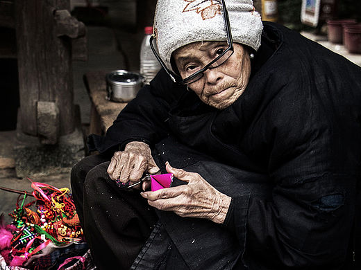 摄影日记《风雨桥边买绣球的老人》