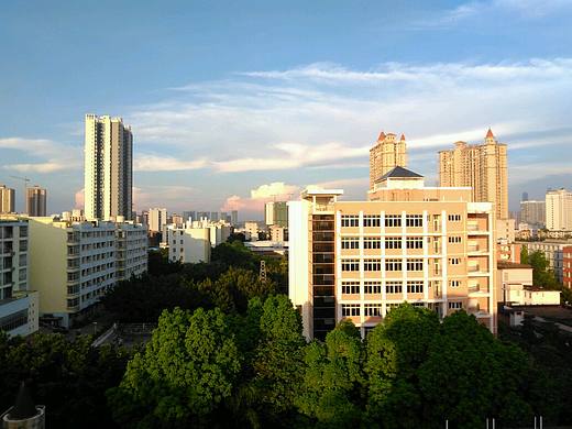 阳光照射的建筑