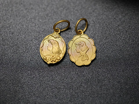 多年轻的黄金饰品