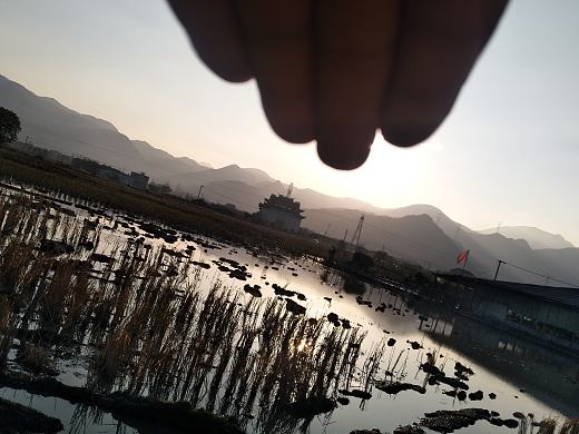 远处夕阳下 群山迷雾中 祠堂恢宏