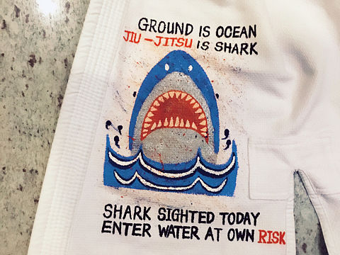 手绘巴西柔术道服-地面是大海，柔术是鲨鱼