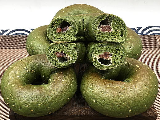 波兰种抹茶贝果，松软与酥脆，甜与苦的平衡相得益彰。