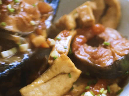 手机专用美食视频《猛火生焖鱼》