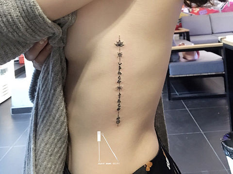 肋骨阿拉伯文字体纹身