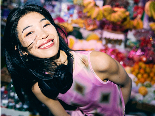 街拍案例 | 夜晚路边水果摊时尚街拍 服装拍摄