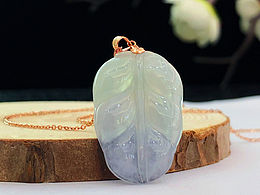 寶劍送英雄，美玉贈佳人