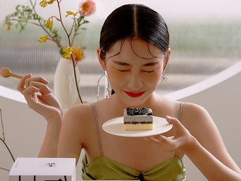 ANGSI昂司蛋糕-女孩与蛋糕