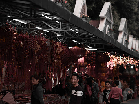 置办年货的父亲