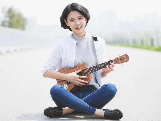 她和她的尤克里里
