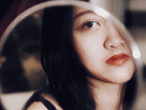 她说：“先低头的还是我”（个人主页-ZMjMwMDUxOTY=） - 人像摄影 - 站酷设计师冷了肉原创素材 - 站酷ZCOOL