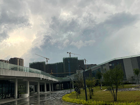 乌云溢出一缕阳光