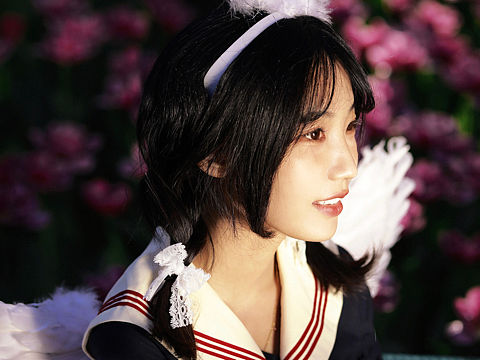 少女因与神明交错而发光