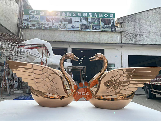 金光闪闪的不锈钢镜面天鹅 喷水不锈钢玫瑰金天鹅雕塑