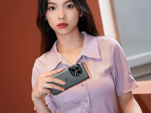 低调也可以是时尚的：使用灰色手机的女人