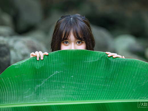 戏水女孩