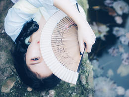 袖角生香，娥眉輕斂