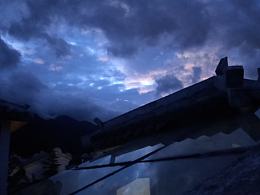 【手机摄影】爬上屋顶，看到云