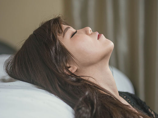 回忆是抓不到的月光握紧就变黑暗,让虚假的背影消失于晴朗。