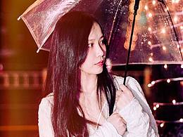 下雨天的少女街拍