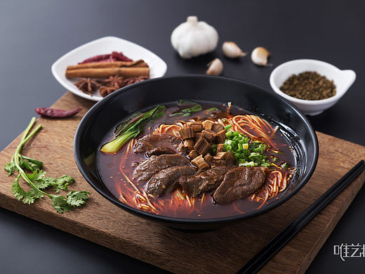 虽然是重庆小面，但是装面的分量却不小 美食 小吃