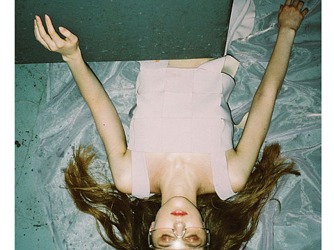 as if in a dream 如入梦境.