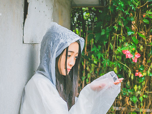 听见下雨的声音。