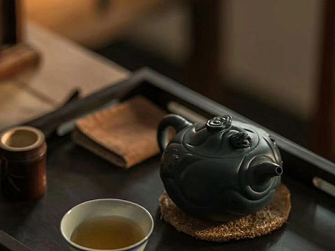 紫砂壶—鱼化龙（墨绿泥）
