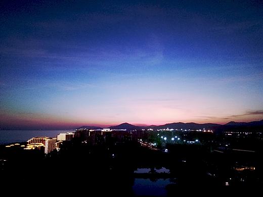 夕阳下的三亚湾