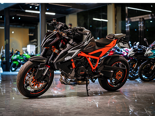 KTM 1290 SUPER DUKE RR定制拉花涂裝（個人主頁-ZNjU1MDcwMDA=） - 其他手工藝 - 站酷設(shè)計師虎將貼花原創(chuàng)素材 - 站酷ZCOOL