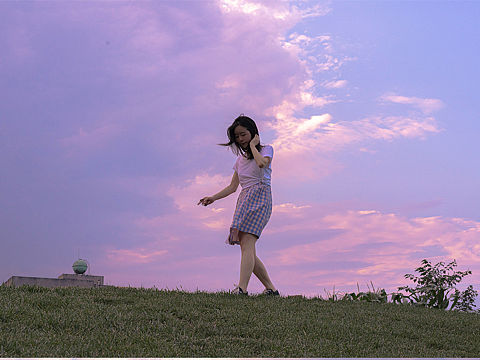 喜欢的紫色，夕阳下的少女