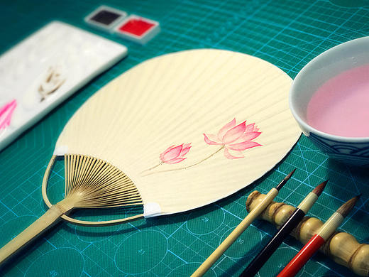 试画水彩荷花团扇