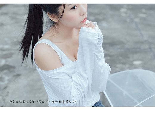 観覧車の下の少女